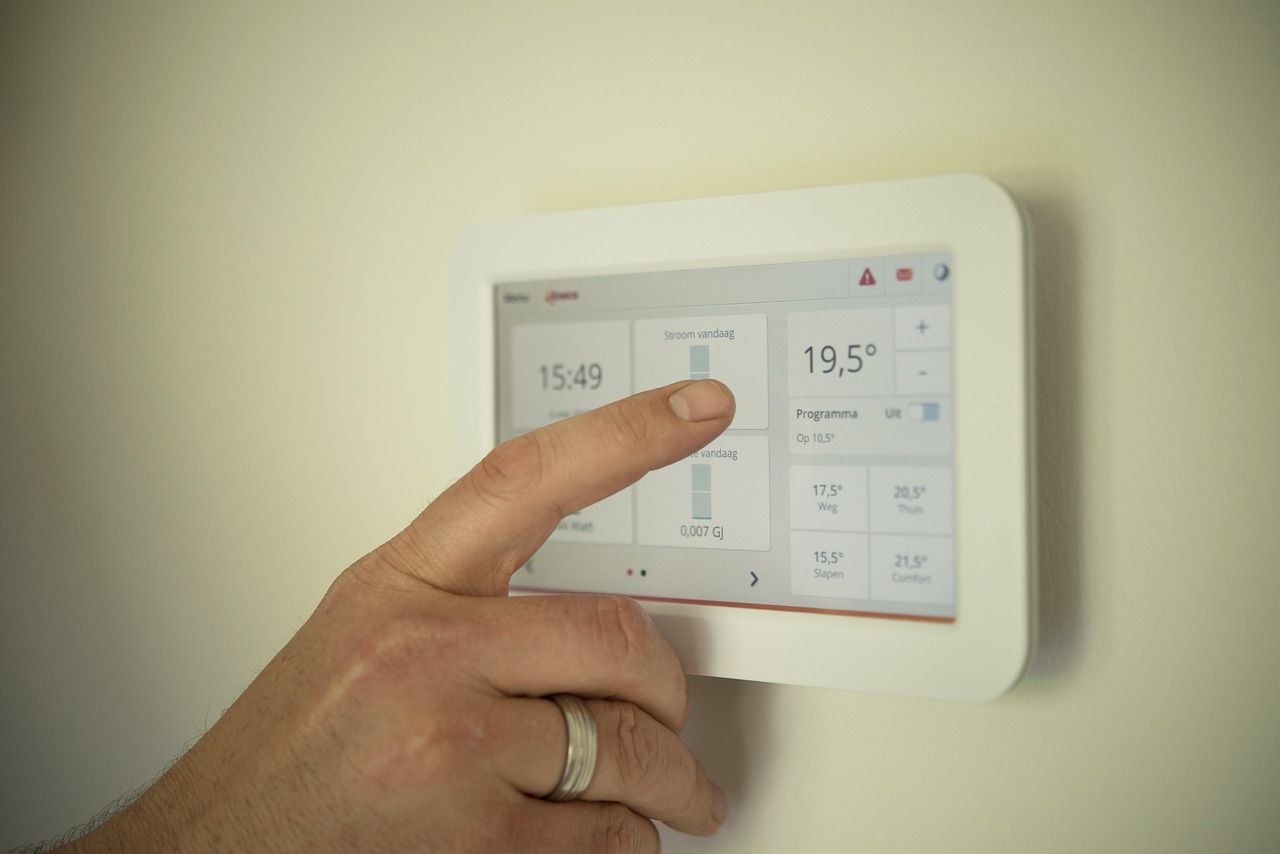 Automatische zonwering houdt woonkamer koel.